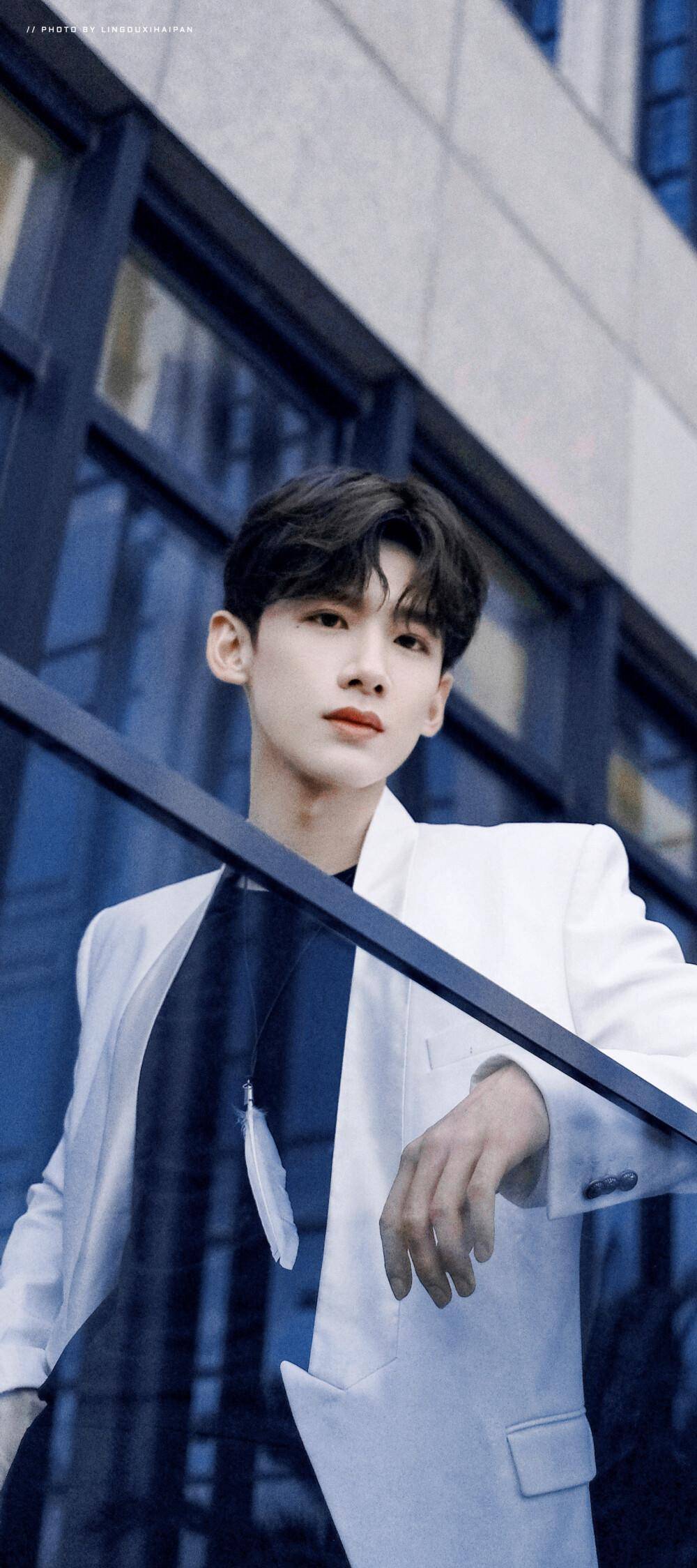 或者身材比较瘦的原因白敬亭的脸型没有太大的棱角感但是我想了很久