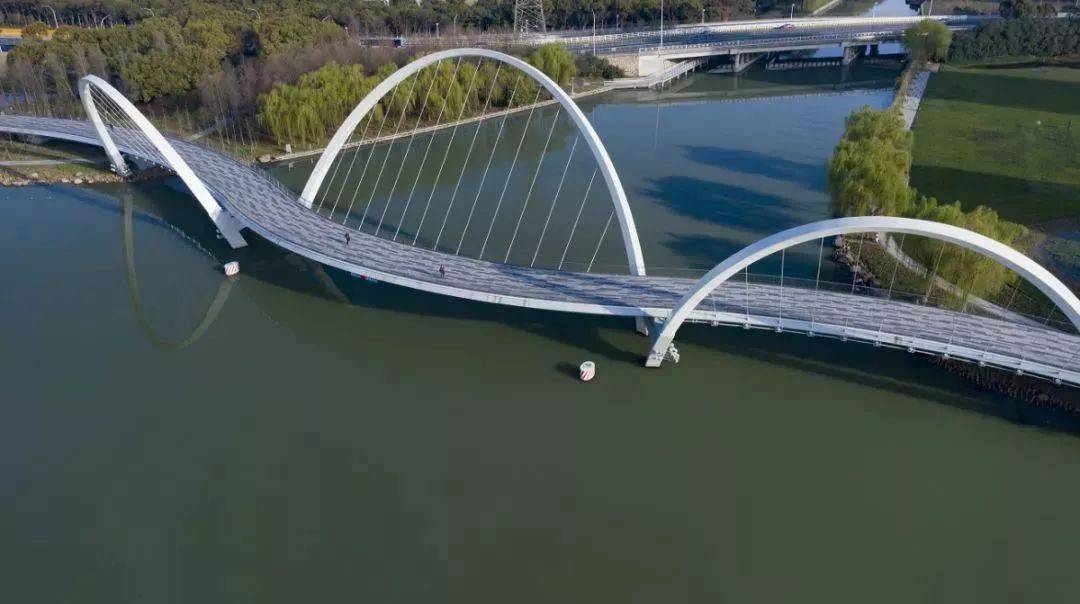 作为环金鸡湖步道的一部分,玲珑桥凭借造型飘逸,生动活泼,十足抢镜.