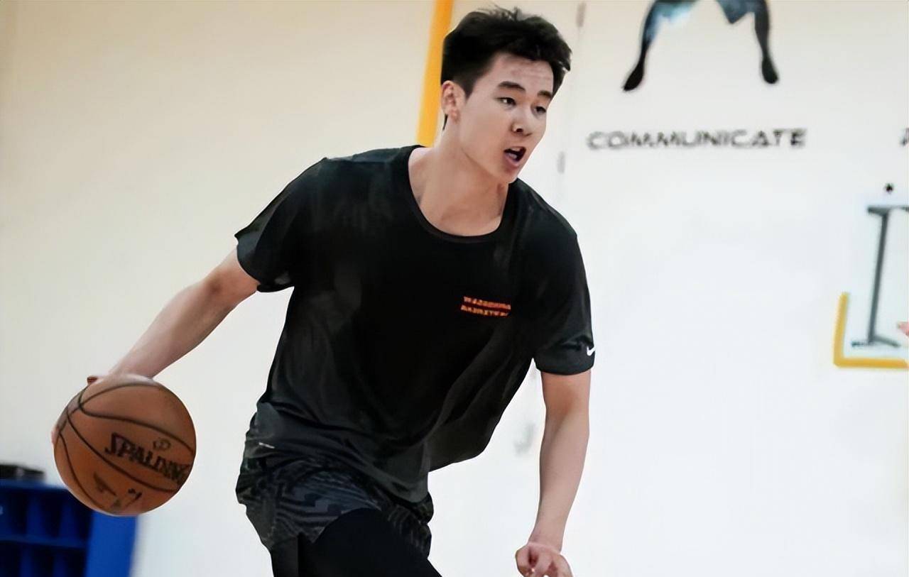 带着郭昊文进行有球训练,他说:他是中国篮球的未来_球员_身高_黄明依