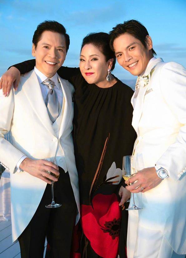 粉丝们和向佐合影,向佐全程没有正视人,网友:不火是有原因的_明星