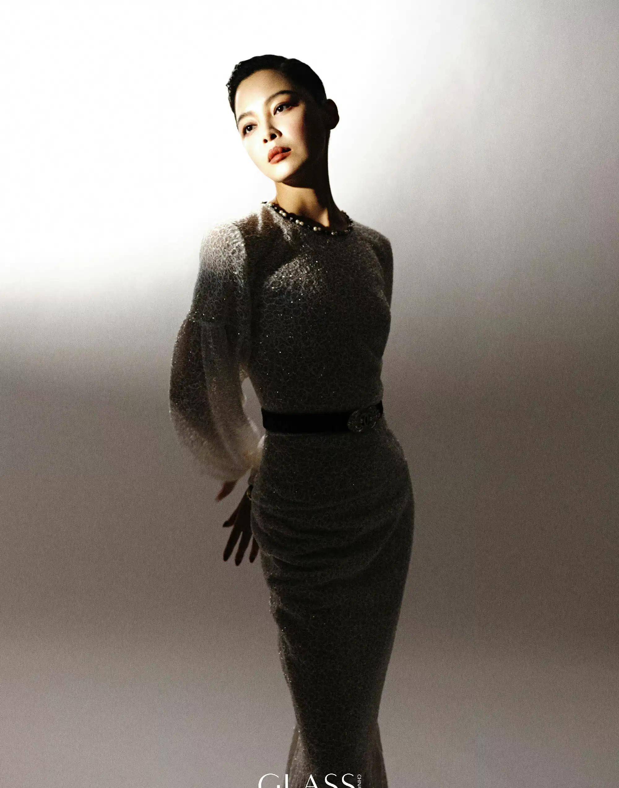 辛芷蕾glass三月刊封面 穿黑纱透视渔网袜性感撩人 梳寸头霸气酷飒