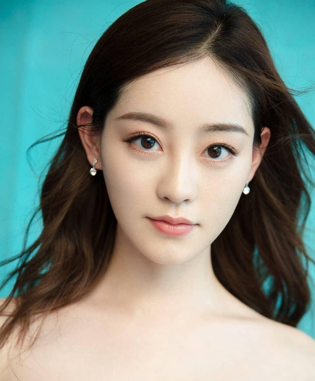 明星写真:祝绪丹海蓝色抹胸晚礼短裙时尚美拍,皮肤白嫩美腿养眼_背景