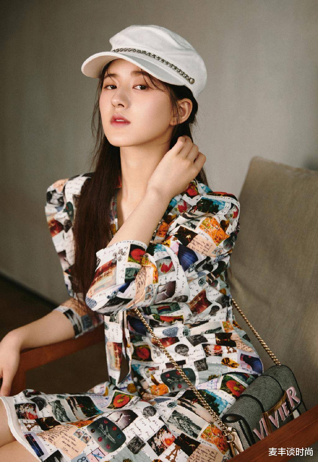 难怪被叫"小赵丽颖",赵露思v领印花裙配报童帽,甜到心坎了_显得_裙子