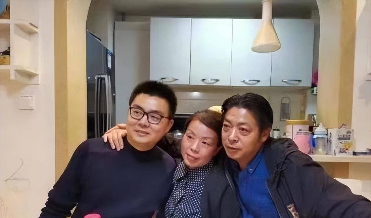 老杜公开回应质疑,直播中再度踩踏许敏,称想要息事宁