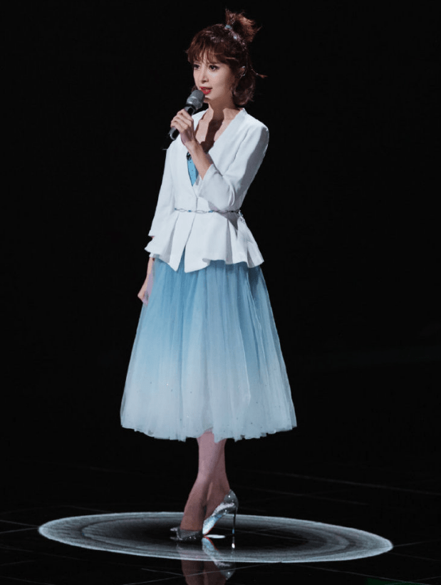 被45岁金巧巧美到!穿芭蕾裙如公主,8岁女儿撞脸杨洋_节目_形象_于冬