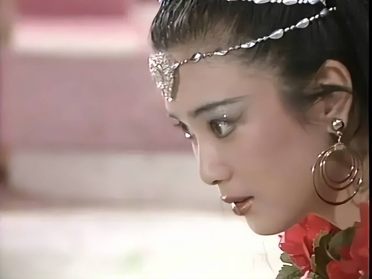 史上最美妲己傅艺伟,半裸出镜,碾压范冰冰温碧霞,却自毁一生