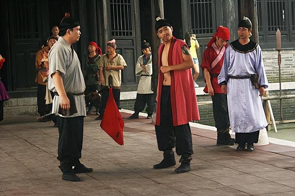 完颜绍元在其所著《流氓的变迁》一书中,对流氓一称作了如下界定:流氓