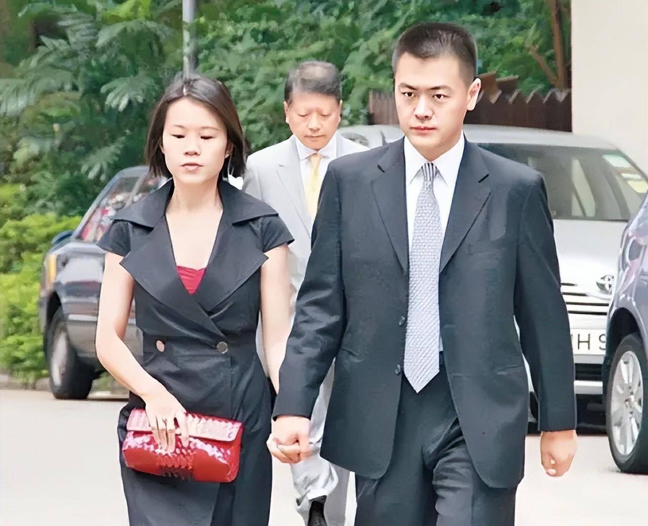 刘鸣炜在国外留学时认识了第一任老婆wendy,两人交往几年,感情不错.