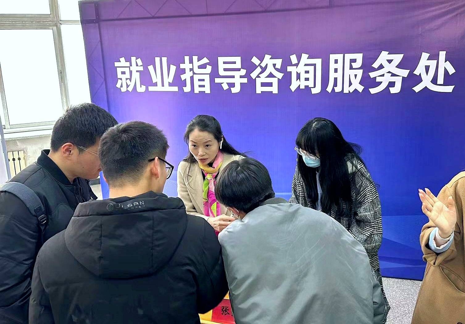 八一街道春风送真情公共就业服务进校园暖人心