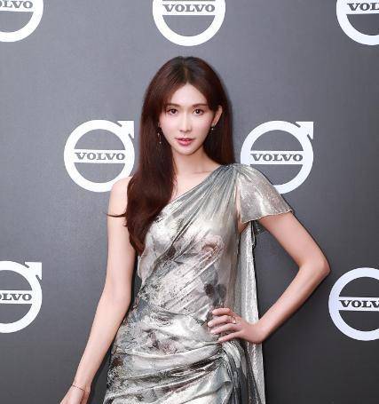 林志玲被众人围观,最后一张不忍直视_赵薇_范冰冰_形象