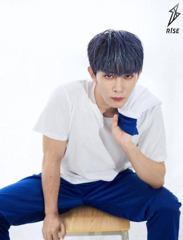 原创rise全员穿校服,他们就像11位风格迥异的校草,悄然走进你的心!