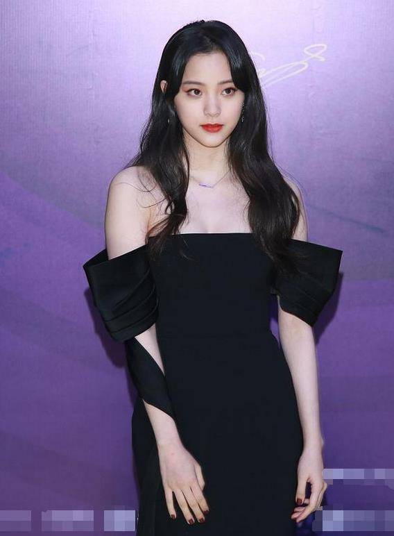 欧阳娜娜走红毯太大胆了!成熟女人性感性感,美如蜜桃_黑色_设计_显得