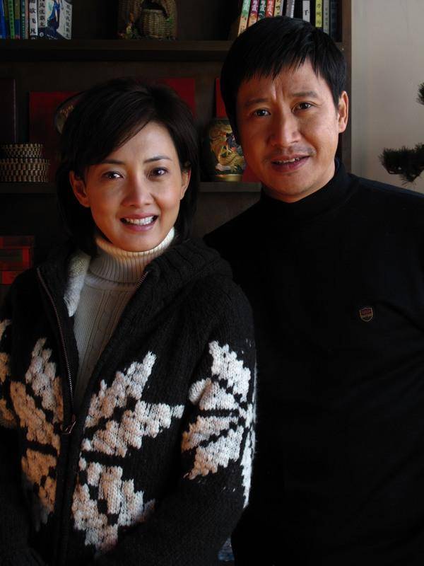 牛莉和丈夫的合影,状态极佳,女儿的五官与妈妈不太像,更像爸爸_老公