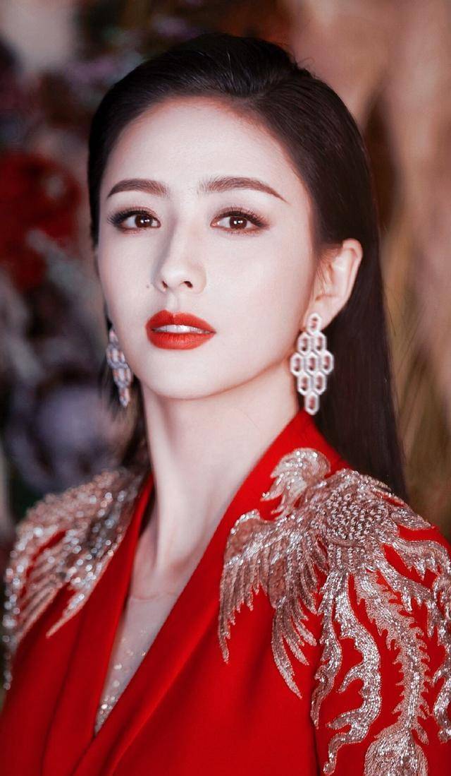 分手后的佟丽娅,真是实力展示,离开一个不爱你的男人,过的有多安逸