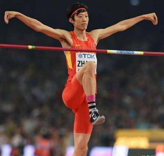 作为打破27年全国室内跳高记录的跳高狂人张国伟的成绩大家是给予肯定