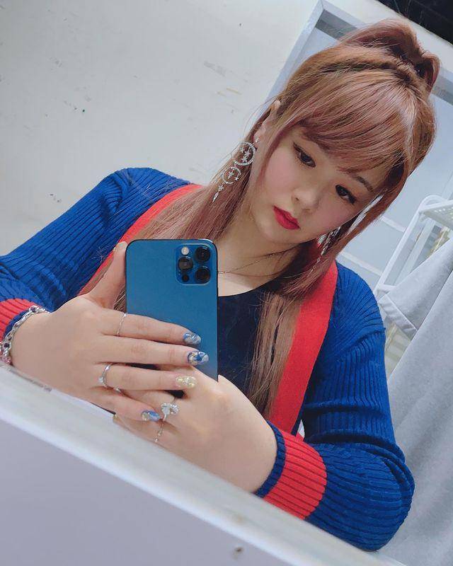 台剧清纯女演员张芯瑜,如今发福认不出,穿格纹半身裙"装美"?