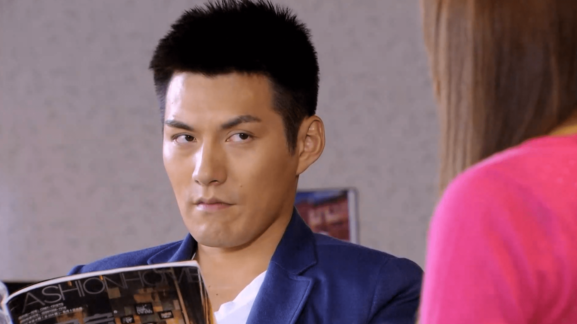 江昊天瞪了美溪一眼,装作若无其事地看菜单,美溪看到江昊天后一直坐立