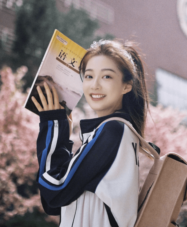 复旦校花冯琳"落户上海",素颜证件照公开,读研变化肉眼可见_大学_同学