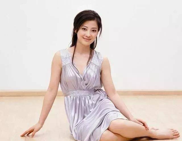 大姐时尚抹身材长裙迷倒众人,妩媚时尚,网友:安杰太美了_娱乐_小哥