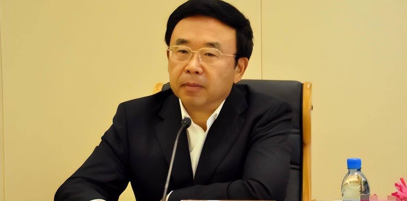 山东巨贪黄胜:敛财1200万,被捕前给妻儿办好移民,结局如何?