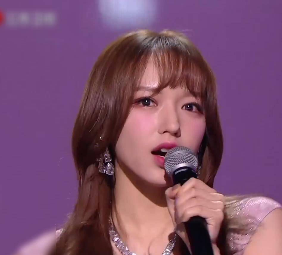 程潇生图颜值高可以看到,这次程潇身穿粉红色的人鱼姬流光裙亮相,配上