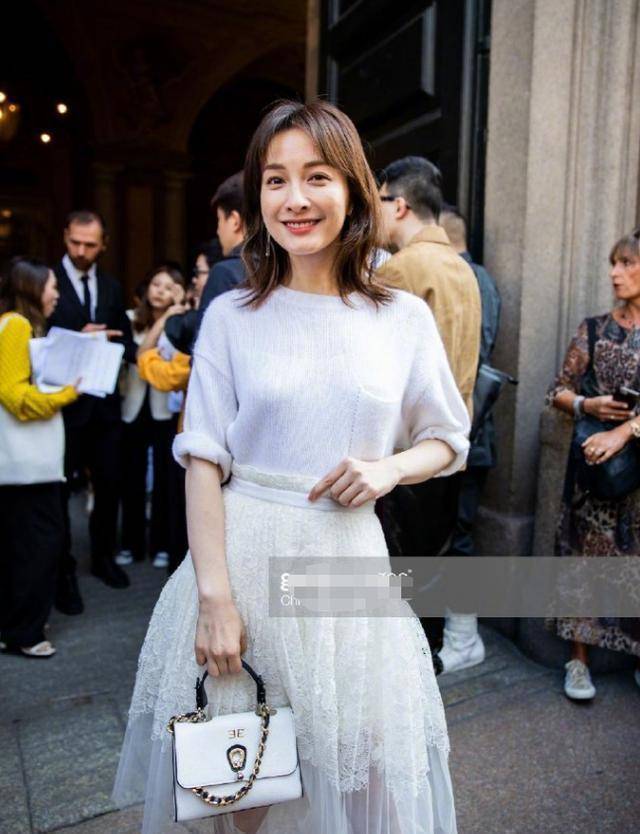 吴昕时装周生图,腿瘦了好多但妆发有点显老,网友:像宿醉没卸妆_超越