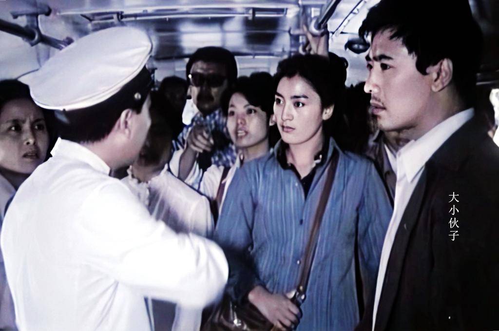 《大小伙子》由陈占河执导,郝一平饰演待业青年大伟,张玉红饰演文化馆