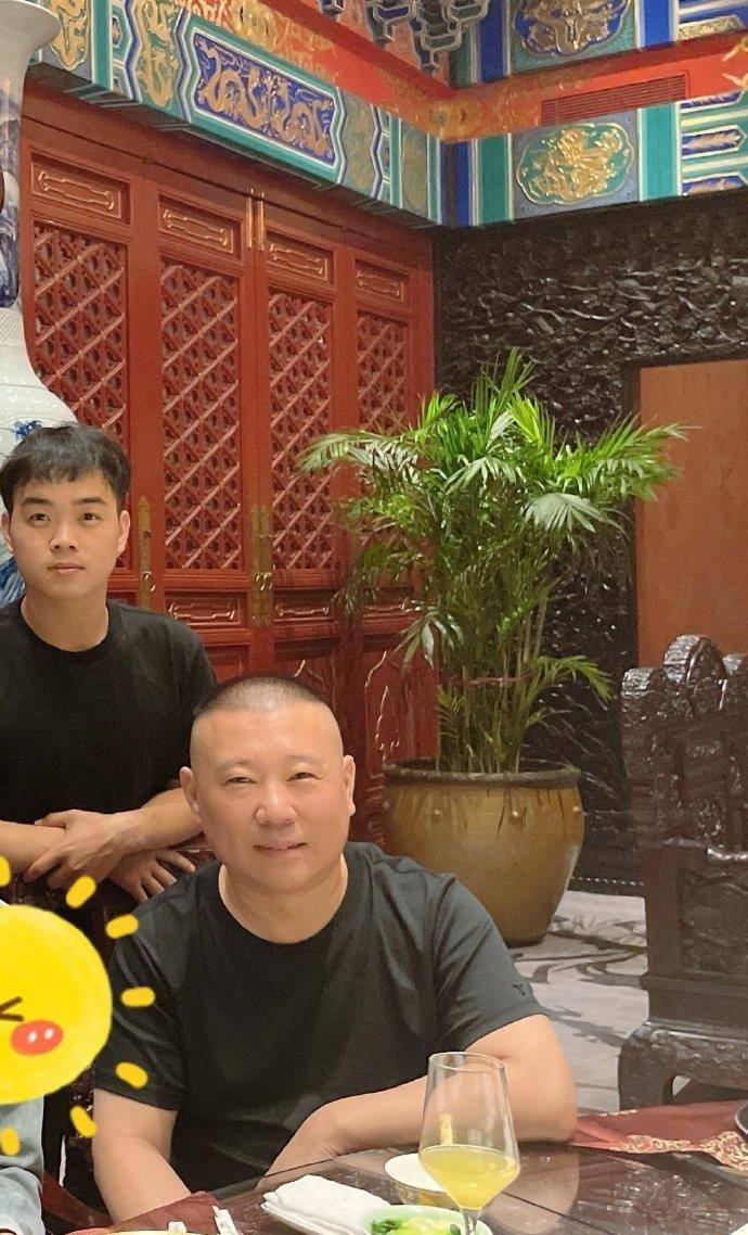 尚筱菊为师爷郭德纲庆生,德云社被拖下水,和岳云鹏果然是亲师徒_生日