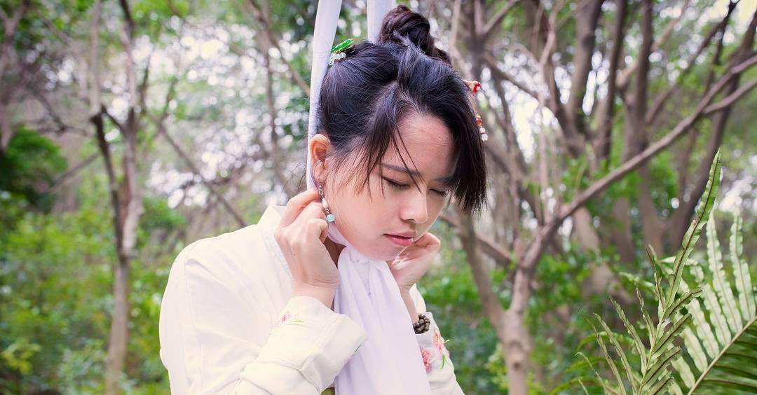 死罪,一般使用这几个东西,一个是三尺白绫,也就是一条白带子让你上吊