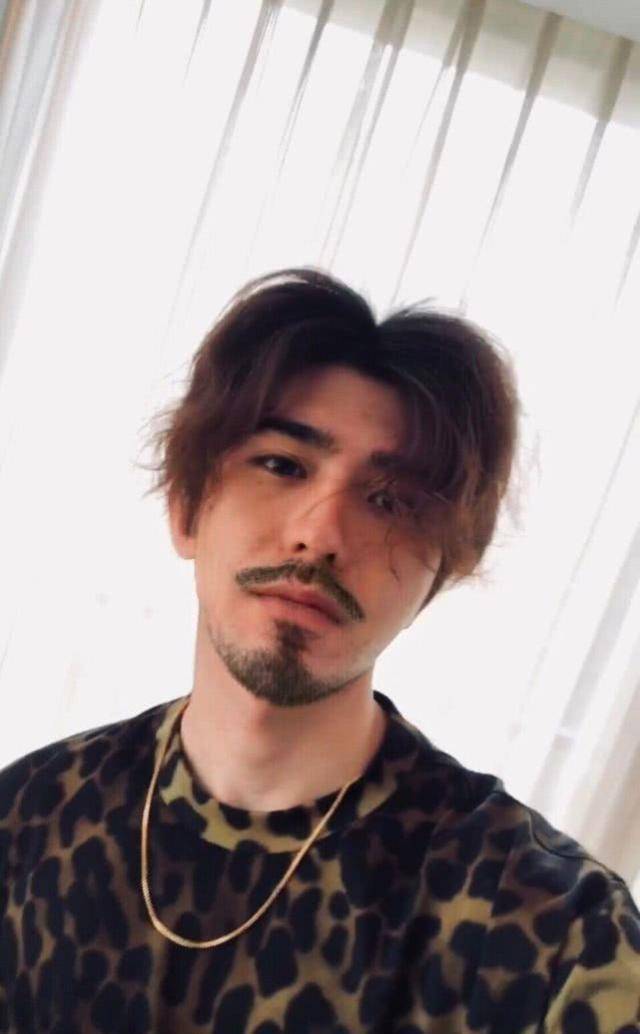 当红小鲜肉长胡子后,王一博长得一模一样梁朝伟,千玺最帅!