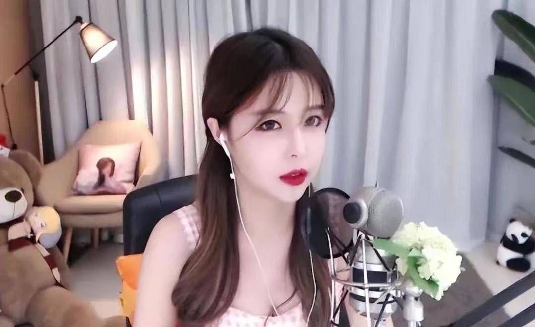 榜一大哥2年打赏300万,见面求抱抱被女主播打破头:想娶我你不配