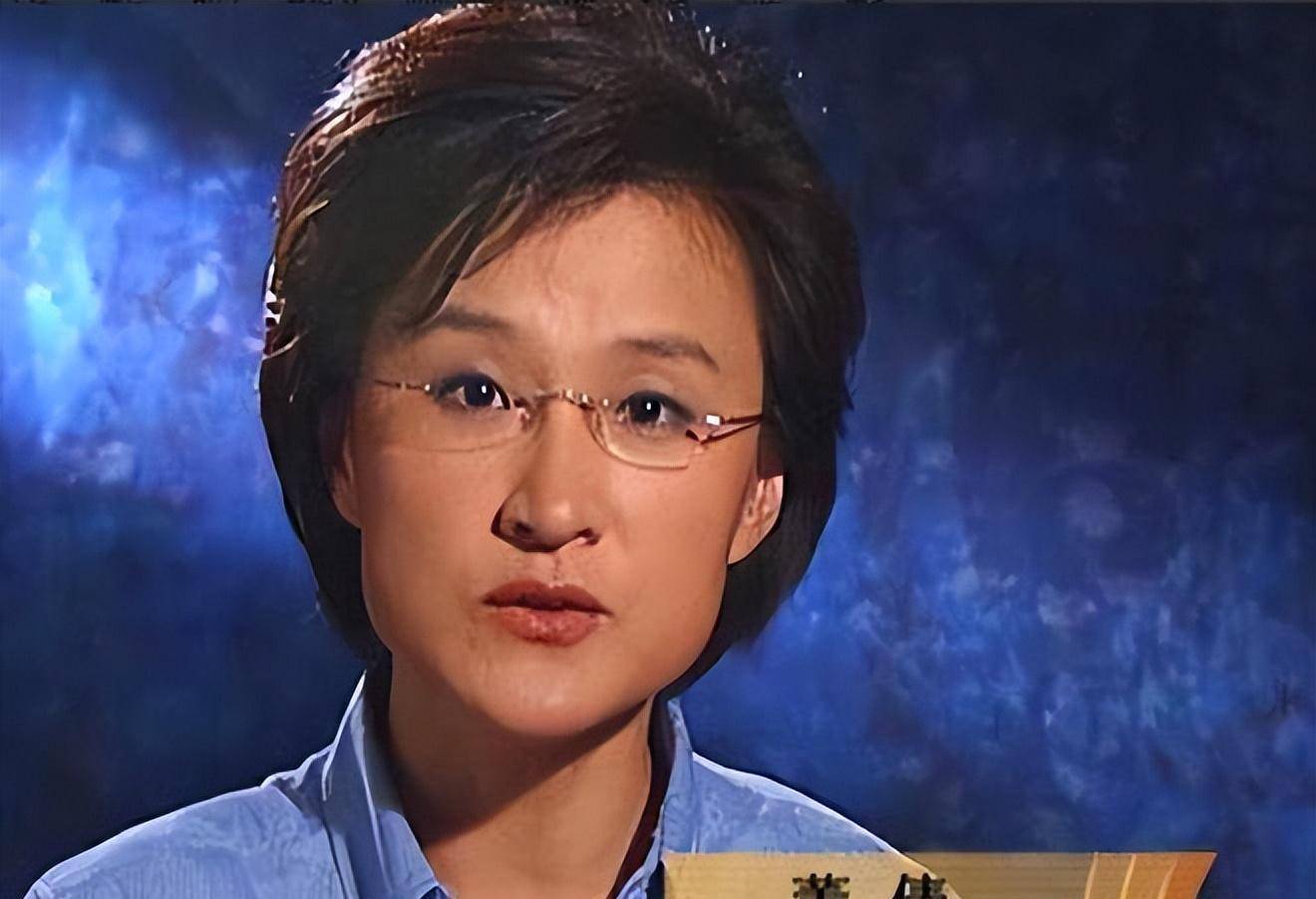 她曾是央视的顶流,因为两段采访沦为全民公敌,被骂"央视耻辱"_董倩