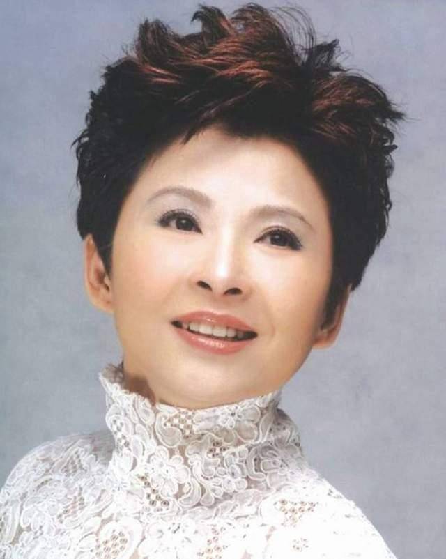 歌唱家董文华近况曝光,58岁已略显老态,老公伴其左右保驾护航_邓丽君