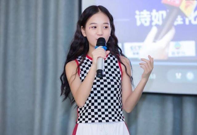 从辍学厂妹到身价78亿,22岁的小小如董事长,让网友十分"警惕"_张曼如