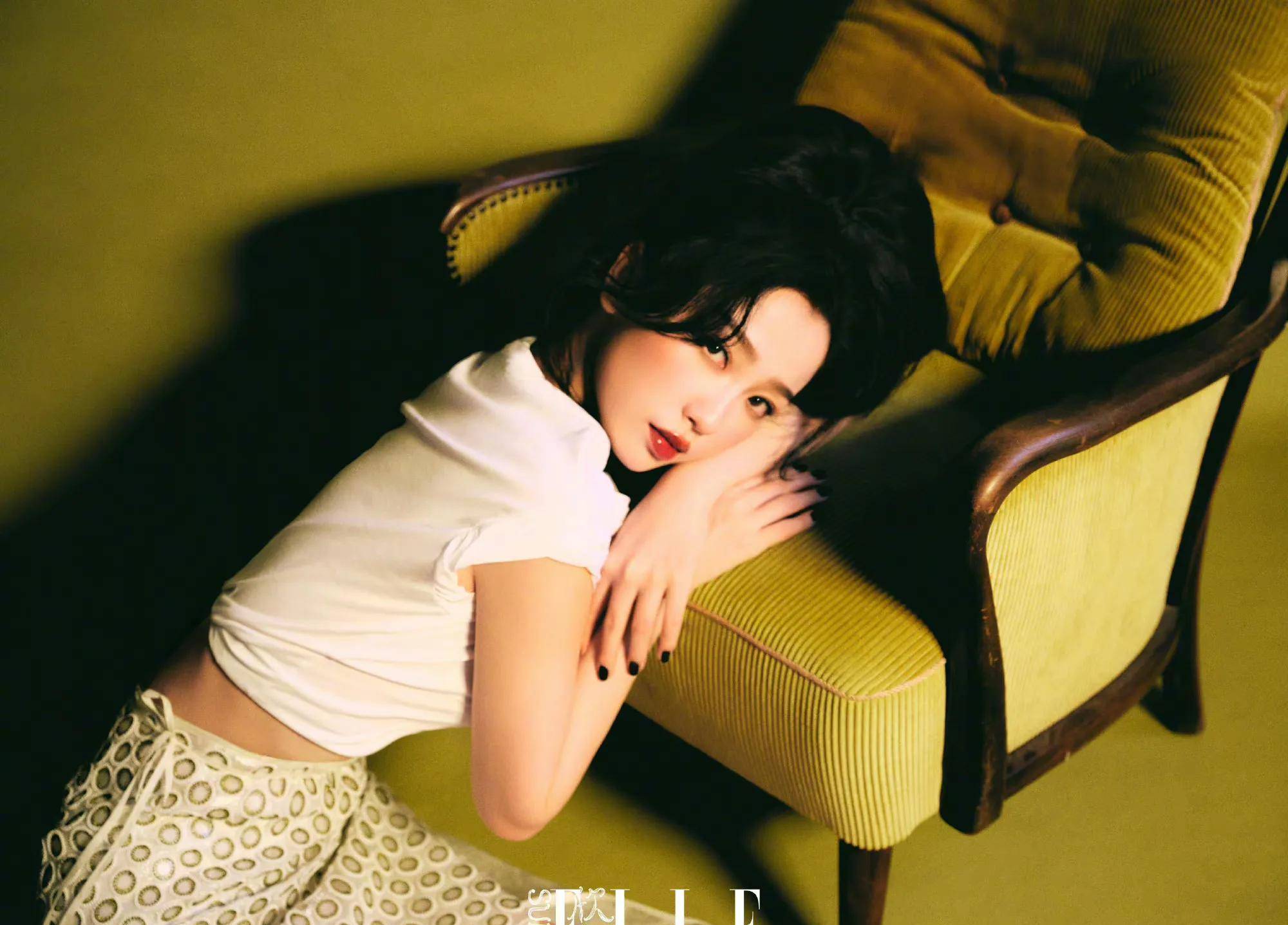 虞书欣superelle封面 穿透视露腰装性感妩媚 红唇卷发复古摩登_格调