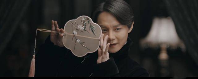 清清爽爽,又给人强大有野心的压迫感.桃李不言,下自成蹊.