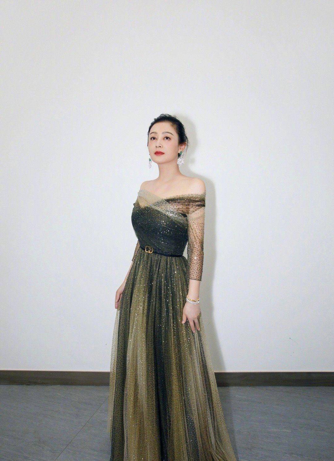 51岁陈红魅力依旧,身穿墨绿色星空裙闪耀光芒,美翻"嫦娥姐姐"_礼服