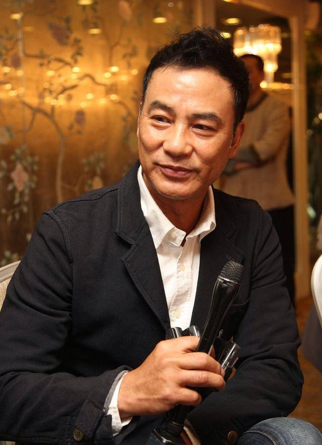 65岁任达华吃路边摊,桌子仅一盘青菜尽显寒酸,满脸白胡茬难认出_明星