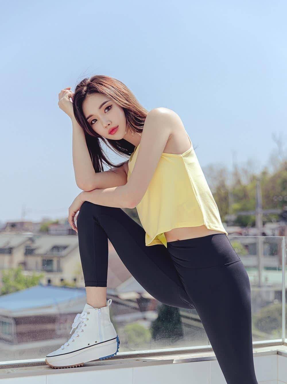 美拍:瑜伽裤的美女小姐姐,不光秀出好身材,还展现了阳光与活力