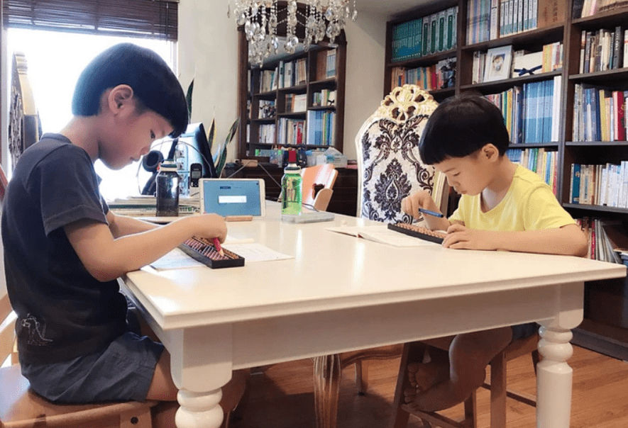 玉女歌手陈明真近况,做20次试管生下双胞胎,月花10万培养太宠爱_儿子