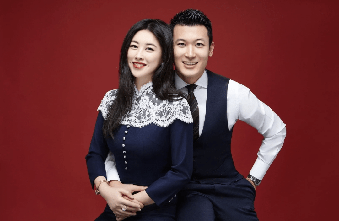 朱珠庆祝2周年结婚纪念日,首晒结婚证件照,带女儿重回婚礼场地_王昀佳