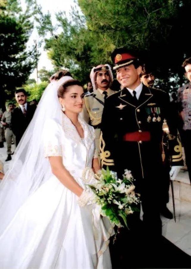 26岁约旦公主即将当新娘，王后妈妈办派对庆祝，准王储妃也加入了