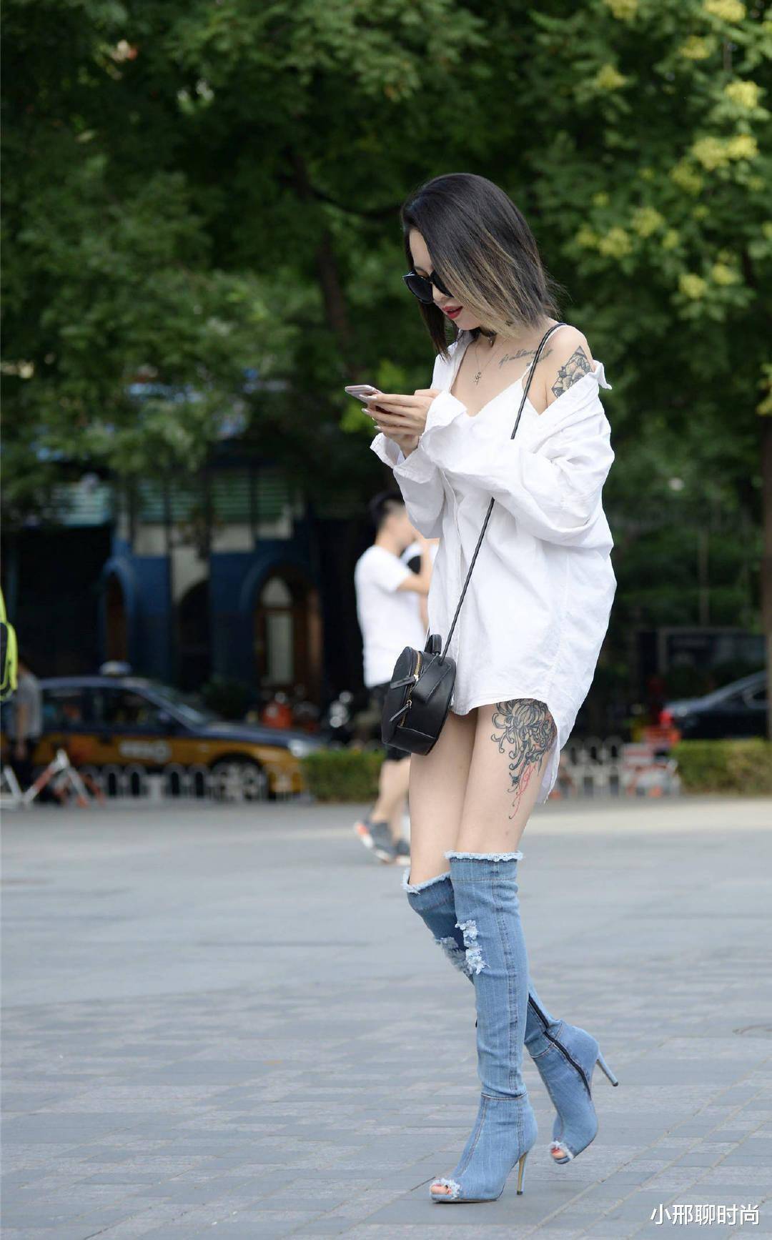 真不愧是大哥的女人,即便是成为辣妈,满身纹身依旧霸气迷人!