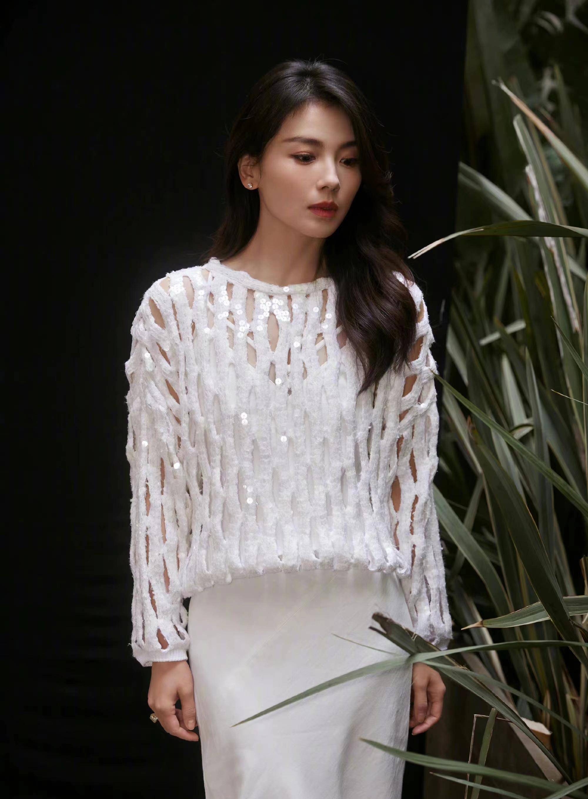 刘涛真时髦,穿缎面长裙搭配"网格"上衣,温柔优雅又有个性!