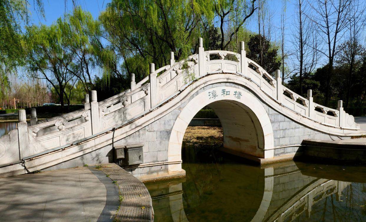 尾声春色的美丽千姿万态,春色的记忆万紫千红.