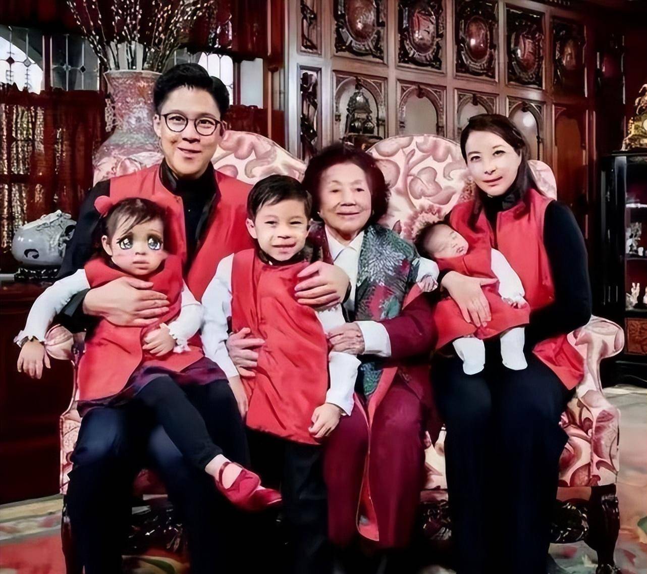 郭晶晶一家五口出游!