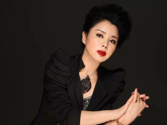 女中豪杰于小慧:嫁富商遭家暴,如今身价上亿成女子_男人_选择了_孩子