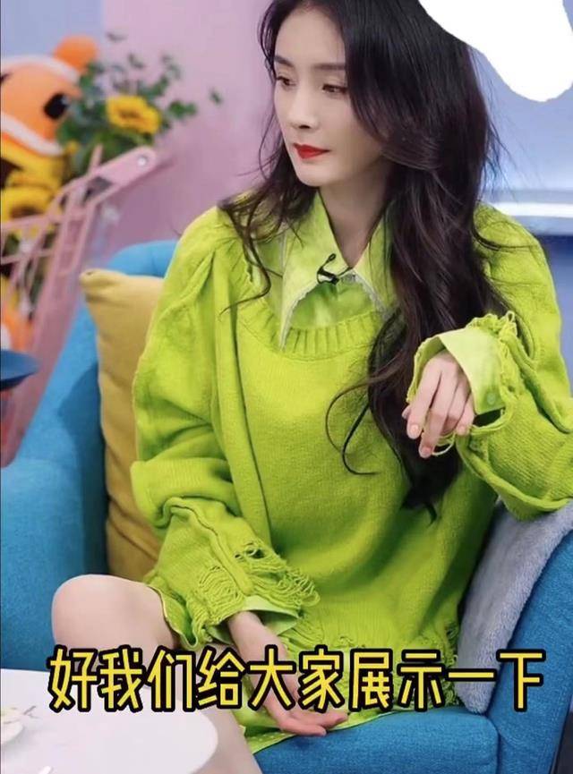 当天,姐姐身着一身鲜亮的绿色套裙,一头披肩大波浪,气质逼人.