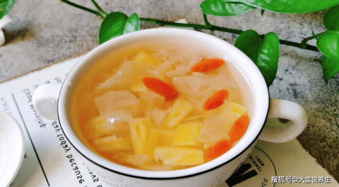 炎热夏季,这水果遇见多买点,和它煮一煮,消暑止咳,家人都爱喝_菠萝_白