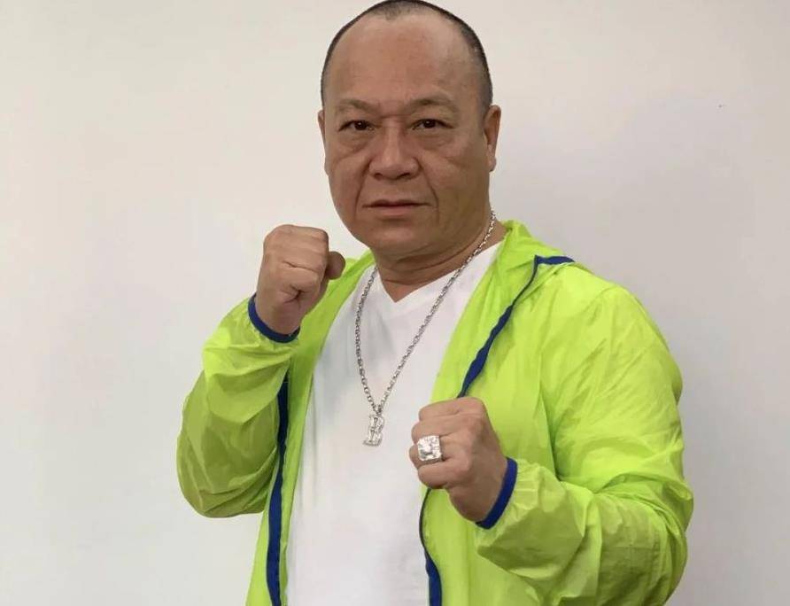 古惑仔大佬b"金盆洗手"转做餐饮店老板,江湖味褪去越发随和_吴志雄_黑